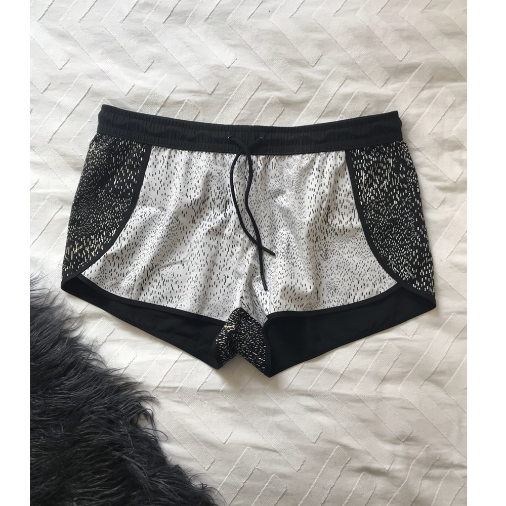 Fabletics shorts black and white